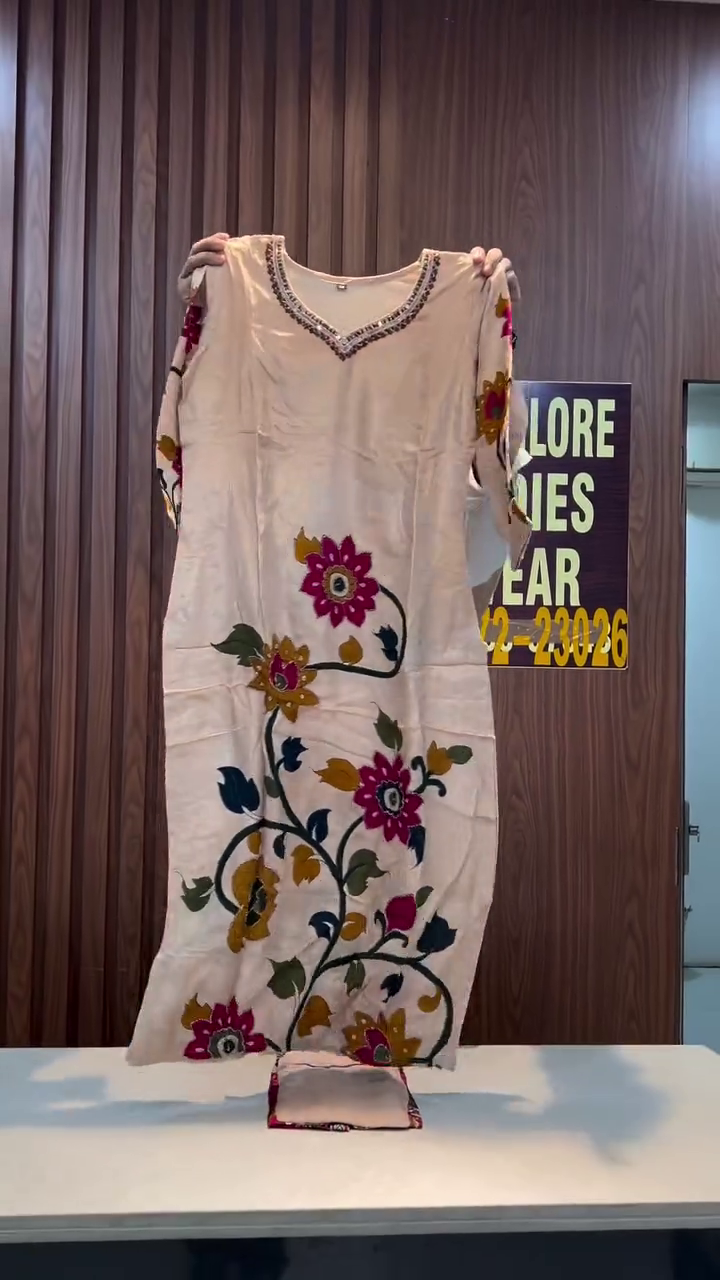 Women Pink Velvet Chikankari Embroidered Kurta Set - Image 9